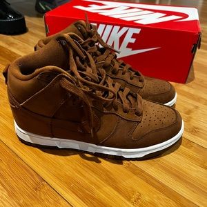 Women’s Nike dunks pecan/white